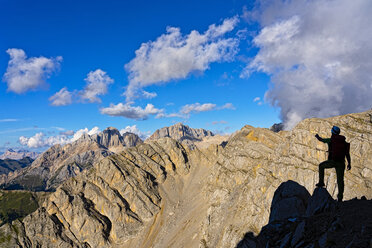 Italy, Veneto, Dolomites, Alta Via Bepi Zac, mountaineer standing on Costabella mountain - LOMF00812