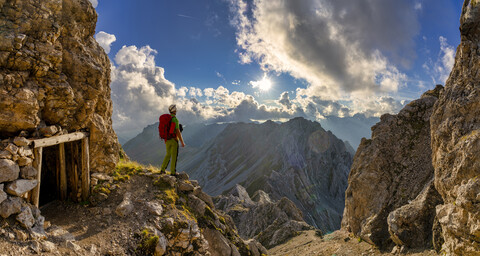 Italien, Venetien, Dolomiten, Höhenweg Bepi Zac, Bergsteiger bei Sonnenuntergang auf dem Costabella Berg, lizenzfreies Stockfoto