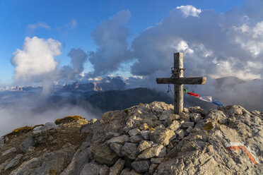 Italien, Venetien, Dolomiten, Höhenweg Bepi Zac, Sonnenuntergang auf dem Campagnaccia-Gipfel - LOMF00816