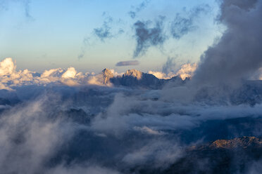 Italien, Venetien, Dolomiten, Höhenweg Bepi Zac, Sonnenuntergang auf der Marmolada - LOMF00818