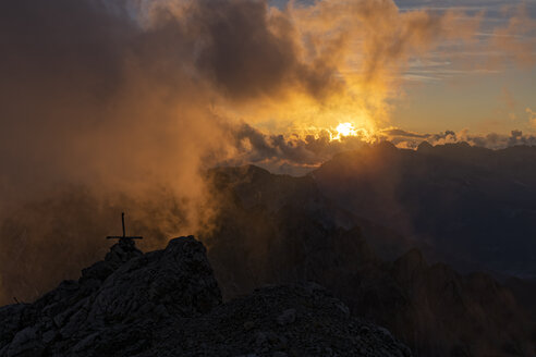 Italien, Venetien, Dolomiten, Höhenweg Bepi Zac, Sonnenuntergang auf dem Costabella-Gipfel - LOMF00824