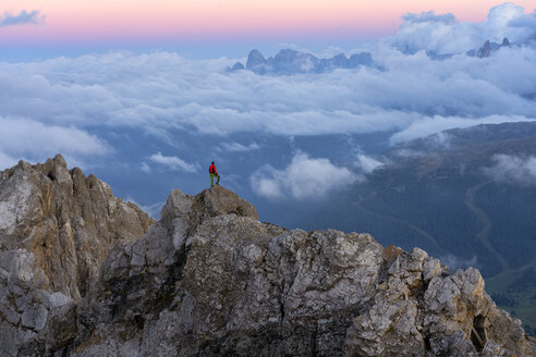 Italien, Venetien, Dolomiten, Höhenweg Bepi Zac, Bergsteiger bei Sonnenuntergang auf dem Berg Pale di San Martino - LOMF00825