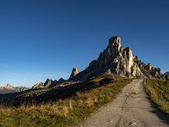 Italien, Venetien, Dolomiten, Giau-Pass, Gusela bei Sonnenaufgang - LOMF00828