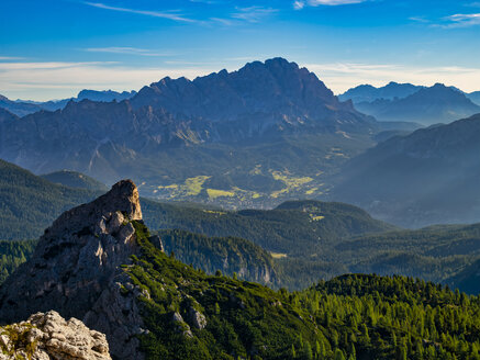 Italien, Venetien, Dolomiten, Giau-Pass, Cortina d'Ampezzo und Cristallo bei Sonnenaufgang - LOMF00829