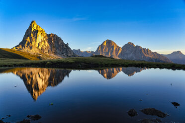 Italien, Venetien, Dolomiten, Giau-Pass, Gusela und Tofana bei Sonnenaufgang - LOMF00836