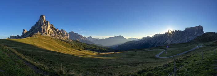 Italy, Veneto, Dolomites, Giau Pass, Gusela, Cristallo and Lastoi de Formin at sunrise - LOMF00837