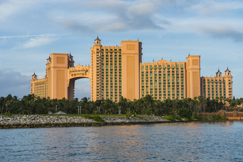 Bahamas, Nassau, Paradise Island, Hotel Atlantis an der Uferpromenade, lizenzfreies Stockfoto