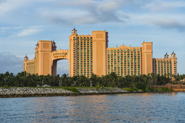 Bahamas, Nassau, Paradise Island, Hotel Atlantis an der Uferpromenade - RUNF01305