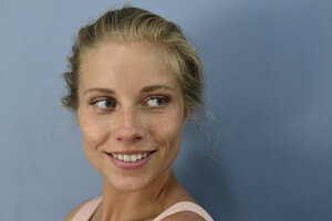 Porträt einer lächelnden jungen blonden Frau mit Blick zur Seite - ECPF00528