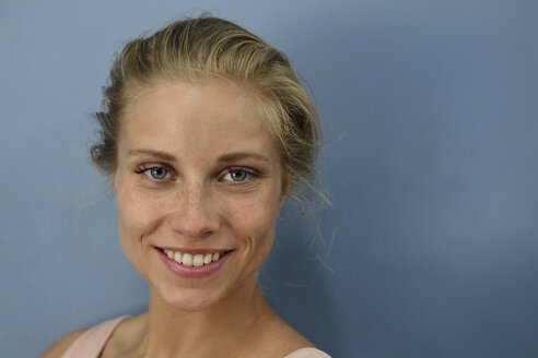 Porträt einer lächelnden jungen blonden Frau - ECPF00529