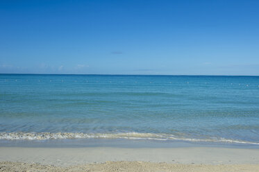 Jamaika, Montego Bay, Türkisfarbenes Wasser an einem Sandstrand - RUNF01307