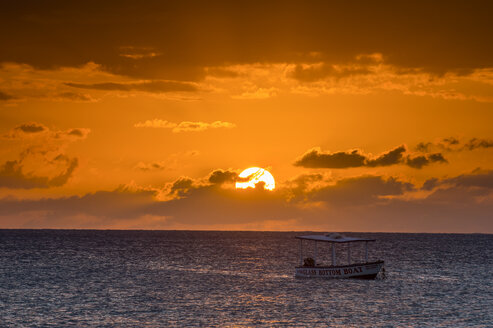 Jamaika, Negril, Seven mile beach, kleines Fischerboot bei Sonnenuntergang - RUNF01313