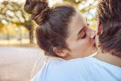 Junges verliebtes Paar, das sich im Freien küsst - JHAF00052