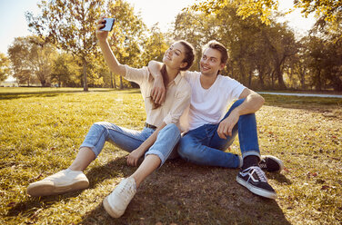 Junges Paar macht ein Selfie in einem Park - JHAF00068