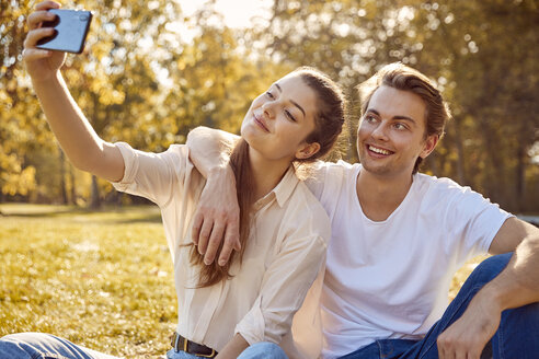 Junges Paar macht ein Selfie in einem Park - JHAF00069
