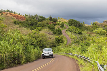 USA, Hawaii, Kaua'i, Waimea Canyon State Park, Waimea Canyon Drive, Jeep - FOF10487