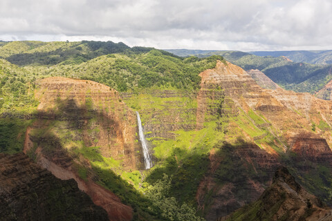 USA, Hawaii, Kaua'i, Waimea Canyon State Park, Blick auf Waimea Canyon, Waipo'o Falls, lizenzfreies Stockfoto