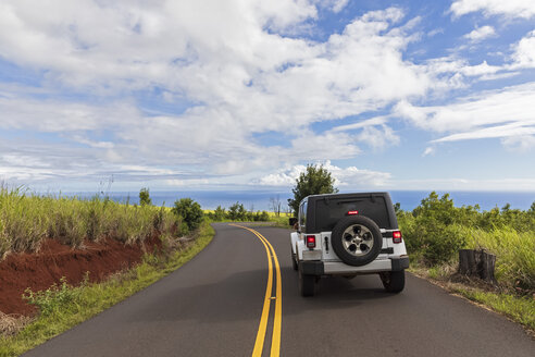 USA, Hawaii, Kaua'i, Waimea Canyon State Park, Jeep on Kokee Road - FOF10495