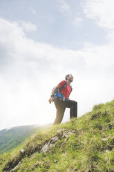 Mann beim Wandern in den Karpaten, Rumänien - SBOF01808