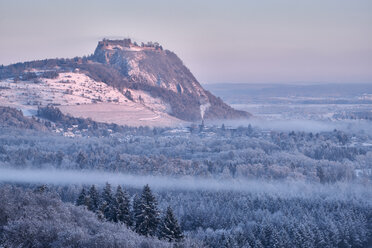 Deutschland, Baden-Württemberg, Landkreis Konstanz, Hegau Vulkan Hohentwiel im Winter im Morgenlicht - ELF02009