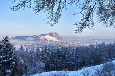 Deutschland, Baden-Württemberg, Landkreis Konstanz, Hegau Vulkan Hohentwiel im Winter - ELF02010