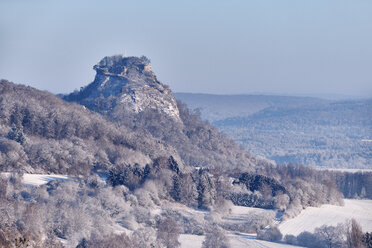 Deutschland, Baden-Württemberg, Landkreis Konstanz, Hegau Vulkan Hohenkraehen im Winter - ELF02011