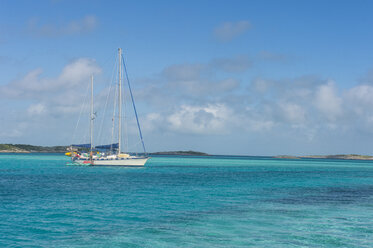 Karibik, Bahamas, Exuma, Segelschiff auf dem Meer - RUNF01316