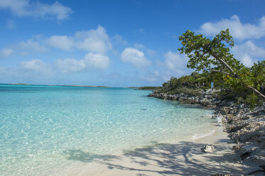Caribbean, Bahamas, Exuma, turquoise waters and a white sand beach - RUNF01317