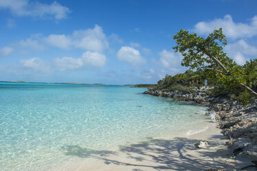 Karibik, Bahamas, Exuma, türkisfarbenes Wasser und ein weißer Sandstrand - RUNF01317