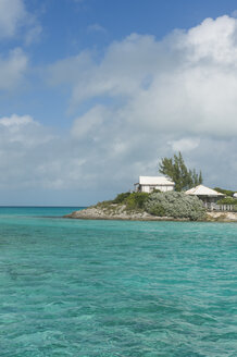 Karibik, Bahamas, Exuma, kleines Hotel auf einem Caye im türkisfarbenen Wasser - RUNF01321