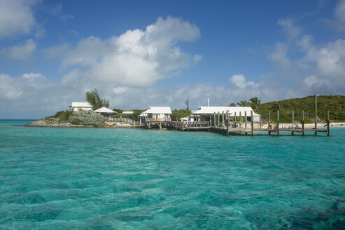 Karibik, Bahamas, Exuma, kleines Hotel auf einem Caye im türkisfarbenen Wasser - RUNF01322