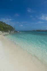 Karibik, Bahamas, Exuma, türkisfarbenes Wasser und ein weißer Sandstrand - RUNF01325