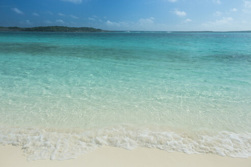 Karibik, Bahamas, Exuma, türkisfarbenes Wasser und ein weißer Sandstrand - RUNF01326