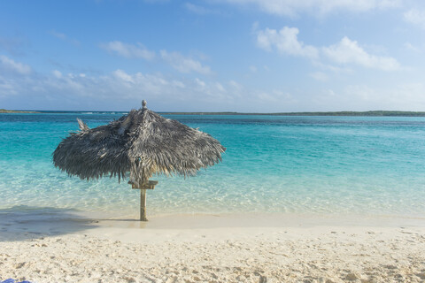 Karibik, Bahamas, Exuma, türkisfarbenes Wasser und ein weißer Sandstrand, lizenzfreies Stockfoto