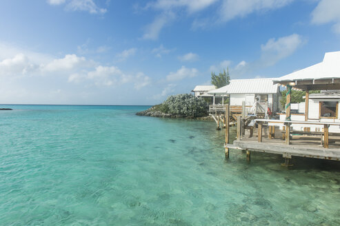 Karibik, Bahamas, Exuma, kleines Hotel auf einem Caye im türkisfarbenen Wasser - RUNF01331