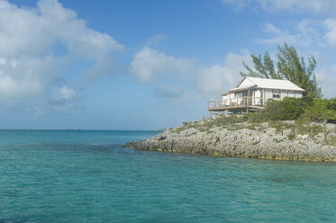 Karibik, Bahamas, Exuma, kleines Hotel auf einem Caye im türkisfarbenen Wasser - RUNF01332
