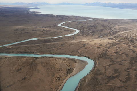 Argentinien, Patagonien, Drohnenansicht des Lago Argentino und seiner Nebenflüsse in der Trockenzeit, lizenzfreies Stockfoto