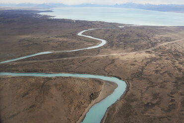 Argentinien, Patagonien, Drohnenansicht des Lago Argentino und seiner Nebenflüsse in der Trockenzeit - IGGF00768