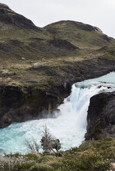 Chile, Patagonien, Fluss und Berge des Nationalparks Torres del Paine - IGGF00774