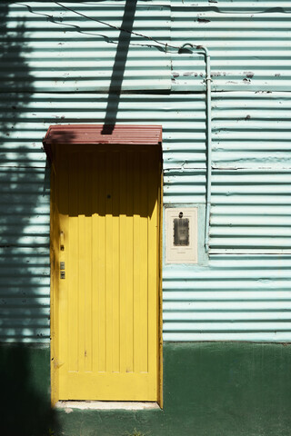 Argentinien, Buenos Aires, La Boca, Bunte Fassade eines Hauses in Grün und Gelb, lizenzfreies Stockfoto