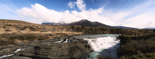 Chile, Patagonien, Fluss- und Berglandschaft des Torres del Paine Nationalparks - IGGF00794