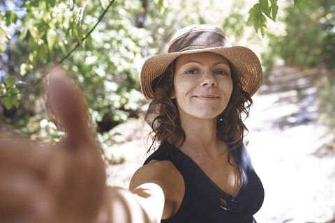 Porträt einer lächelnden Frau in der Natur, lizenzfreies Stockfoto