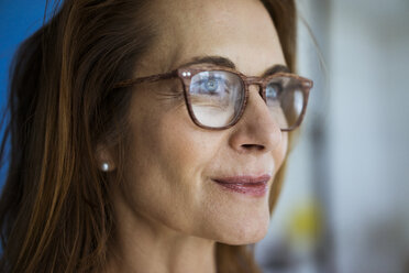 Redheaded businesswoman wearing glasses, portrait - MOEF02015