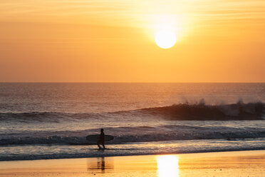 Indonesien, Bali, Sonnenuntergang am Meer, Surfer am Strand - KNTF02666
