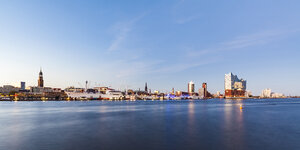 Deutschland, Hamburg, Skyline mit Elbphilharmonie und HafenCity - WDF05090