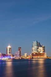 Deutschland, Hamburg, Elbphilharmonie und HafenCity zur blauen Stunde - WDF05094