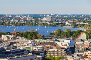 Deutschland, Hamburg, Blick auf die Neustadt mit Segelbooten auf der Binnenalster - WDF05108