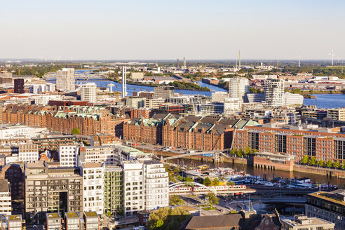 Deutschland, Hamburg, Stadtansicht mit Alter Speicherstadt und HafenCity - WDF05112