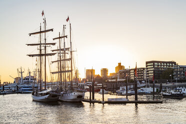 Deutschland, Hamburg, Baumwall, Stadthafen bei Sonnenuntergang - WDF05115