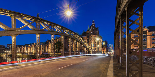 Deutschland, Hamburg, Brooksbrücke und Alte Speicherstadt - WDF05119